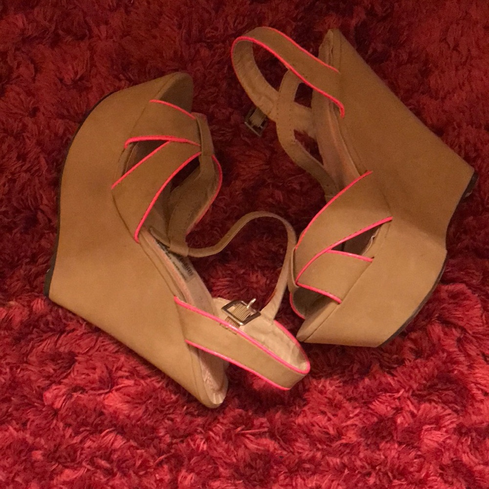 ✨Tan & Pink Wedges 👡✨